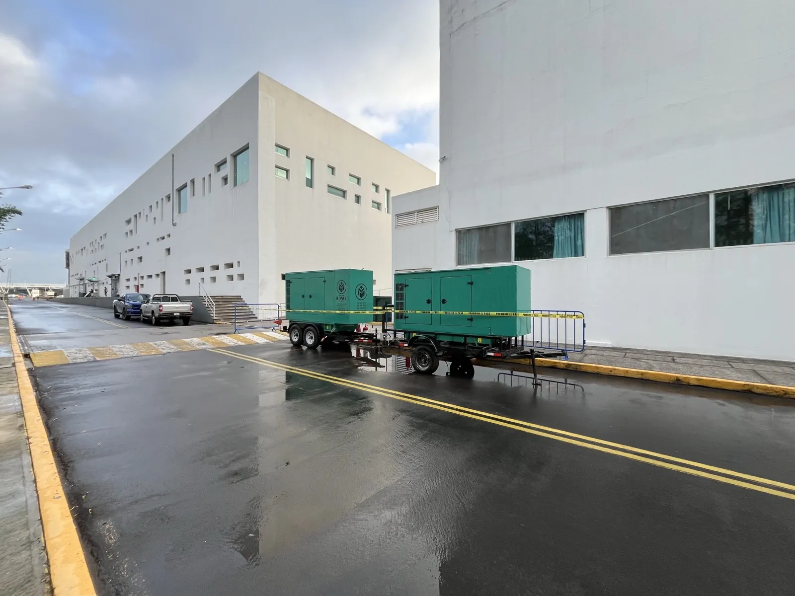 Planta de luz industrial lista para trabajar en obra