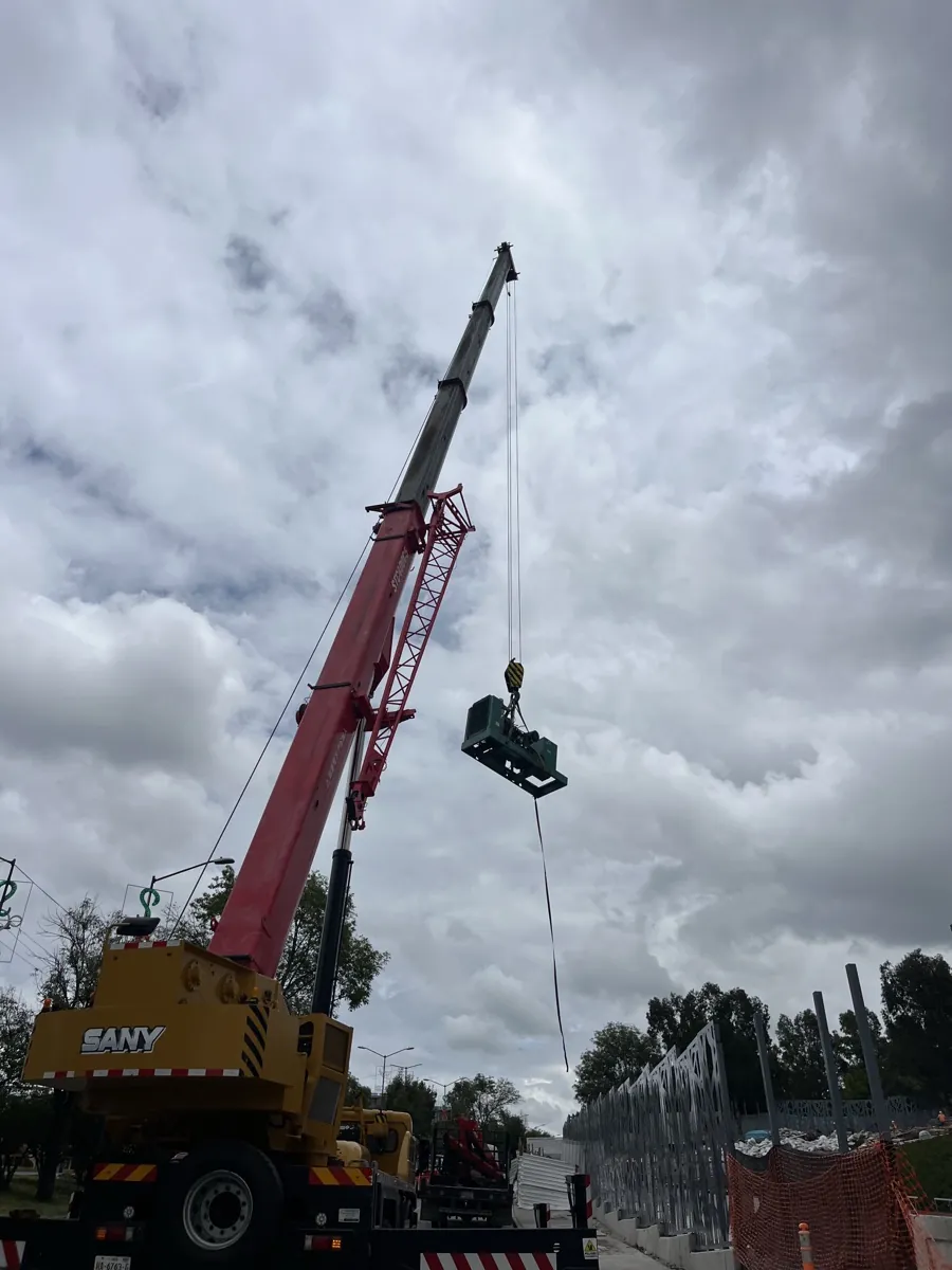 Maniobra de instalación de equipo en obra