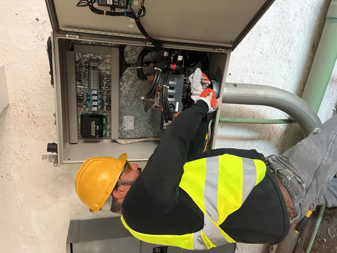 Técnico realizando mantenimiento preventivo a un generador